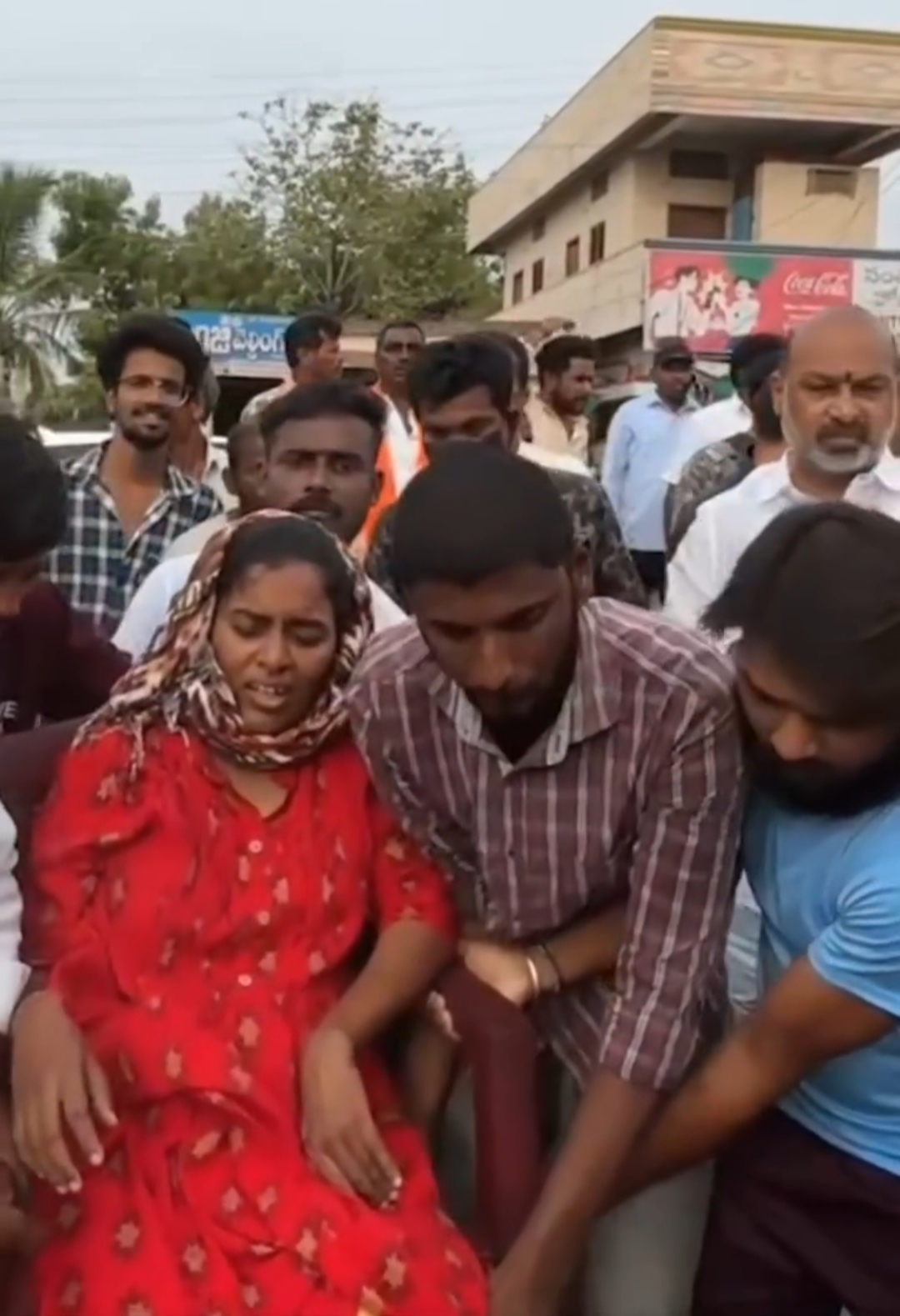 రోడ్డు ప్రమాద బాధితురాలికి అండగా నిలిచిన కేంద్ర హోంశాఖ సహాయ మంత్రి బండి సంజయ్ - Additional Image
